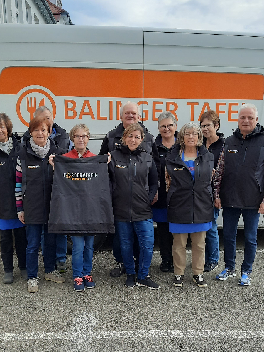 Ehrenamtliche des Fördervereins Balinger Tafel freuen sich über Kleiderspende